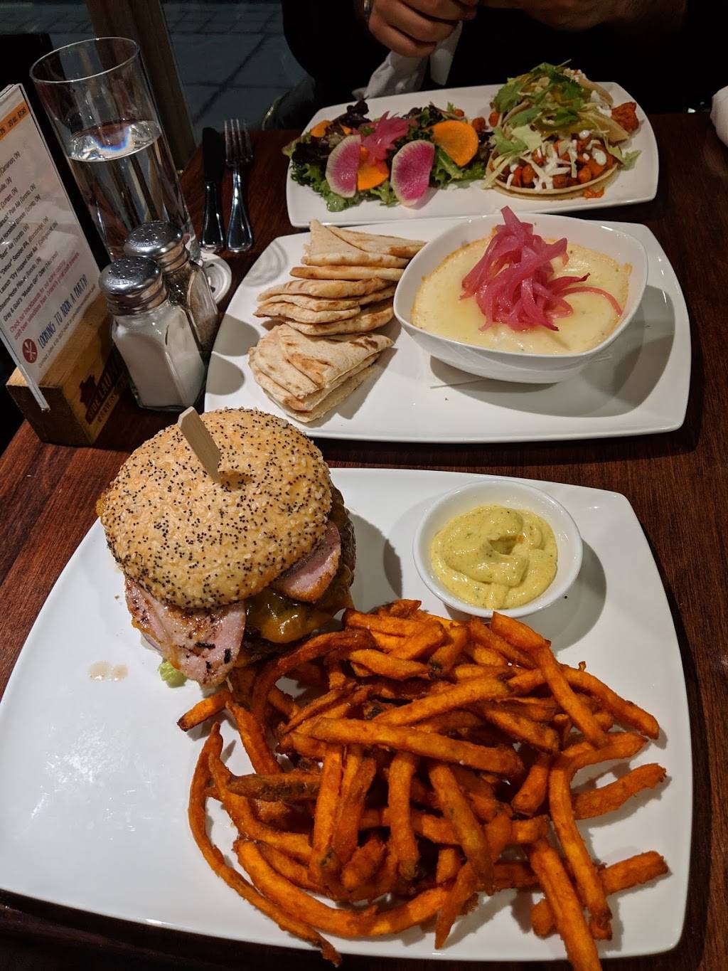 The Woodlawn Public House | restaurant | 1276 Yonge St, Toronto, ON M4T 1W5, Canada | 4169220404 OR +1 416-922-0404