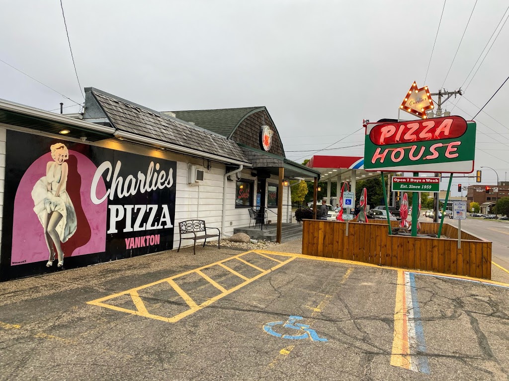 Charlies Pizza House | restaurant | 804 Summit St, Yankton, SD 57078, USA | 6056652212 OR +1 605-665-2212