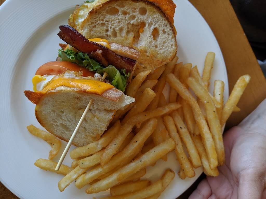 The Lake House Waterfront Grille and Event Center | restaurant | 730 Terrace Point Dr, Muskegon, MI 49440, USA | 2317224461 OR +1 231-722-4461