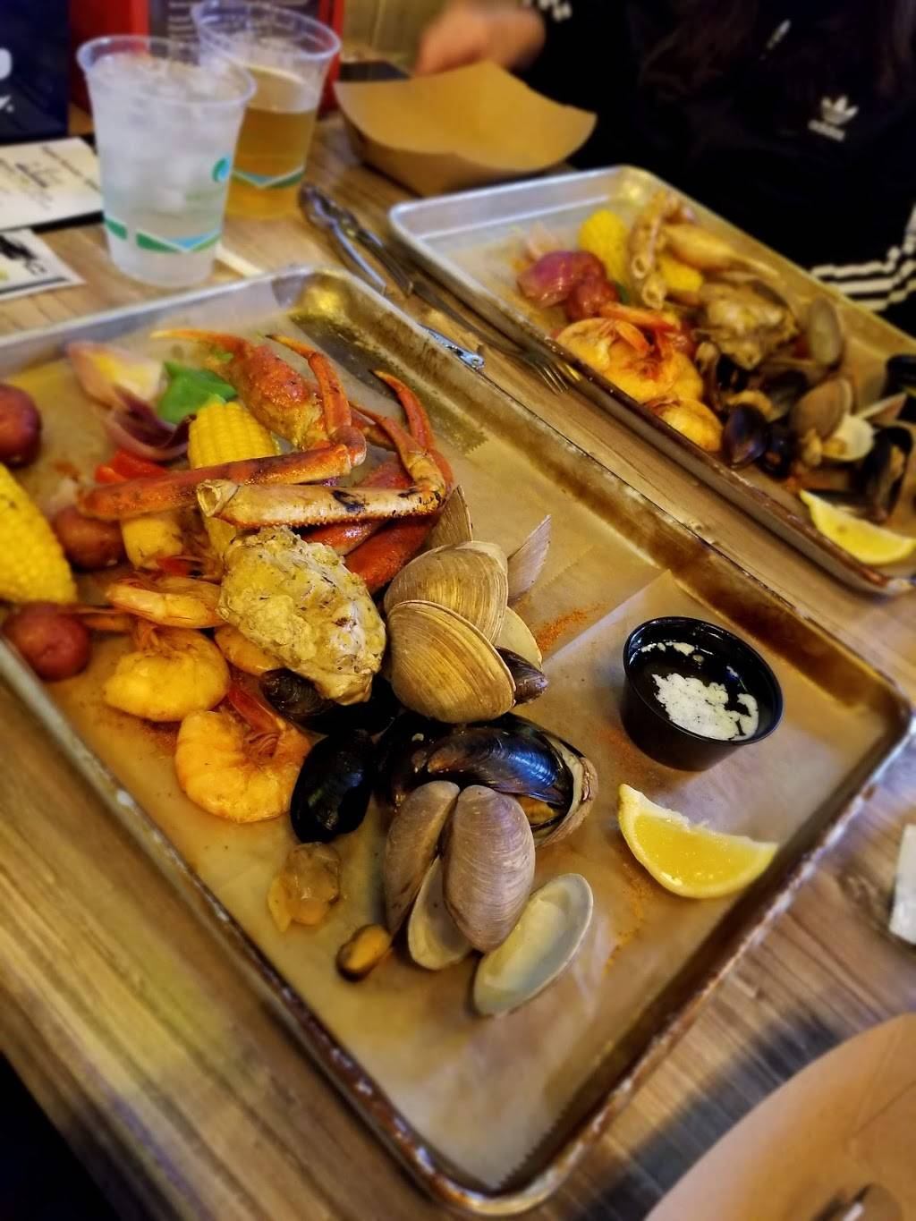 Crabby Bills Off The Hook | restaurant | 9648 W Linebaugh Ave, Westchase, FL 33626, USA | 8135011005 OR +1 813-501-1005