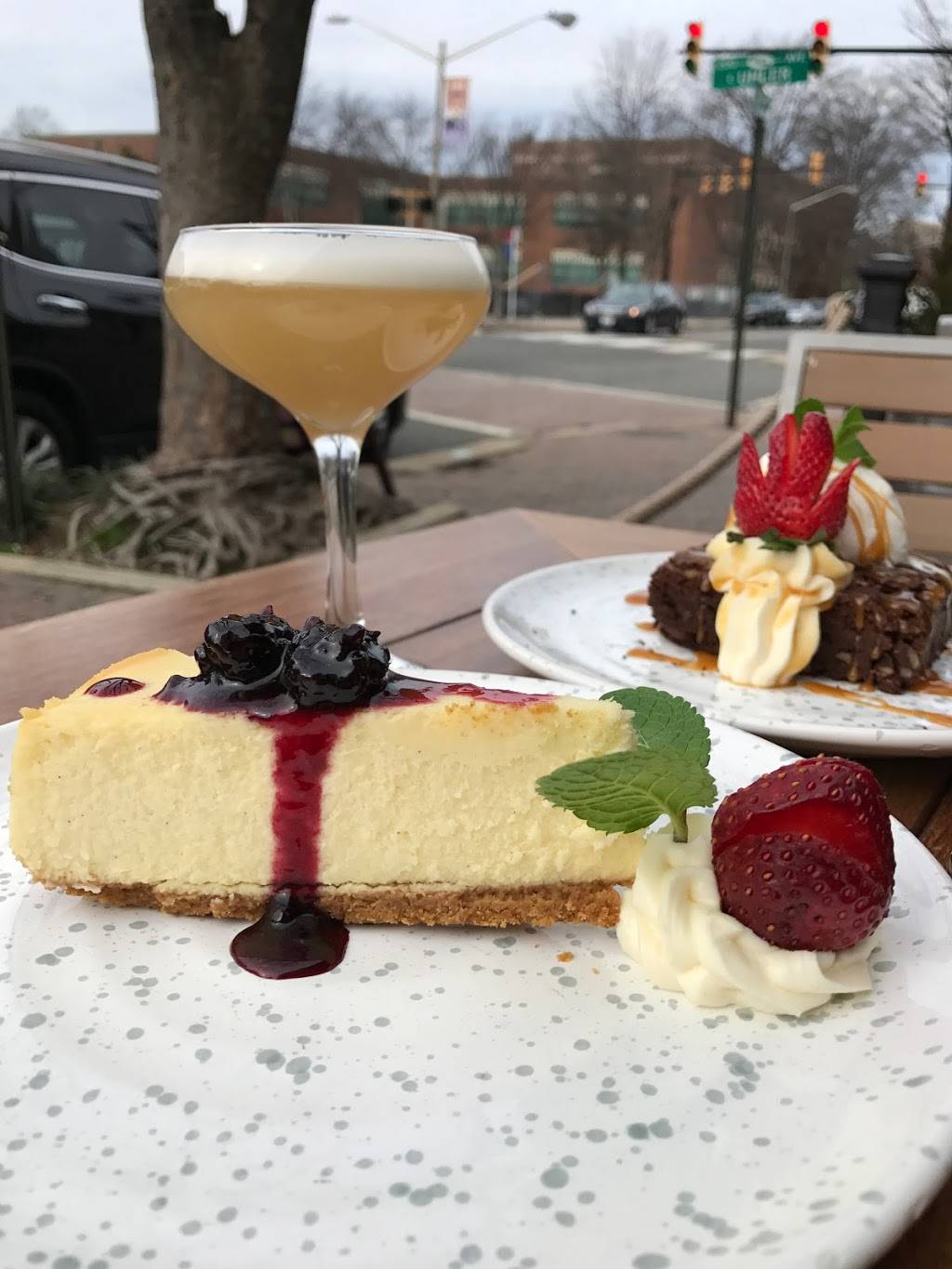 Catch on the Ave | restaurant | 2419 Mt Vernon Ave, Alexandria, VA 22301, USA | 7035661283 OR +1 703-566-1283