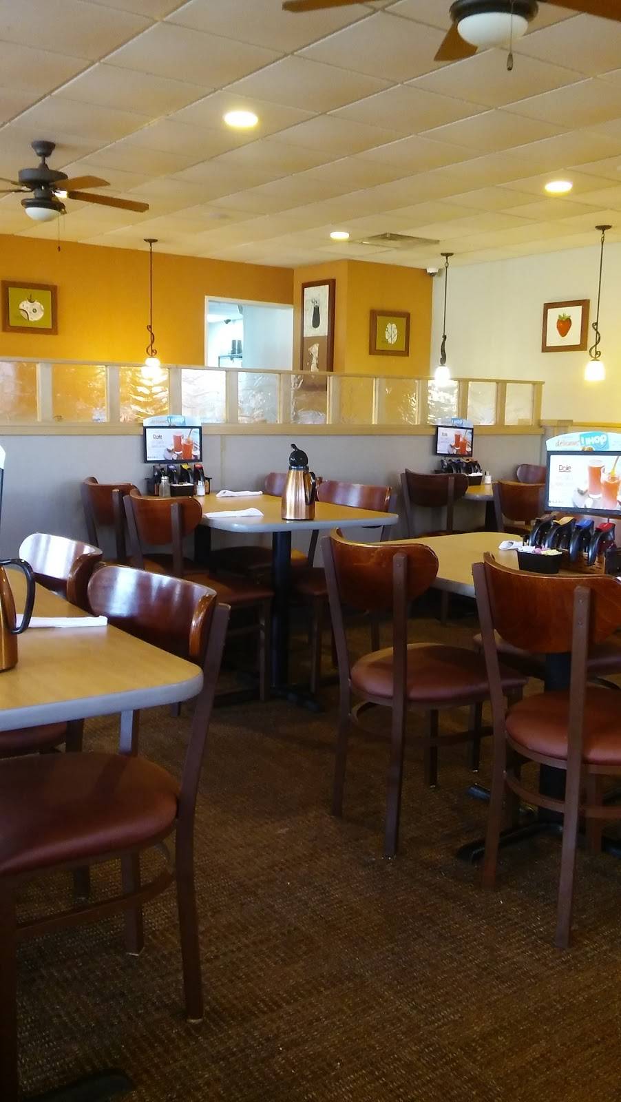 IHOP | bakery | 16025 US-441, Eustis, FL 32726, USA | 3525896070 OR +1 352-589-6070