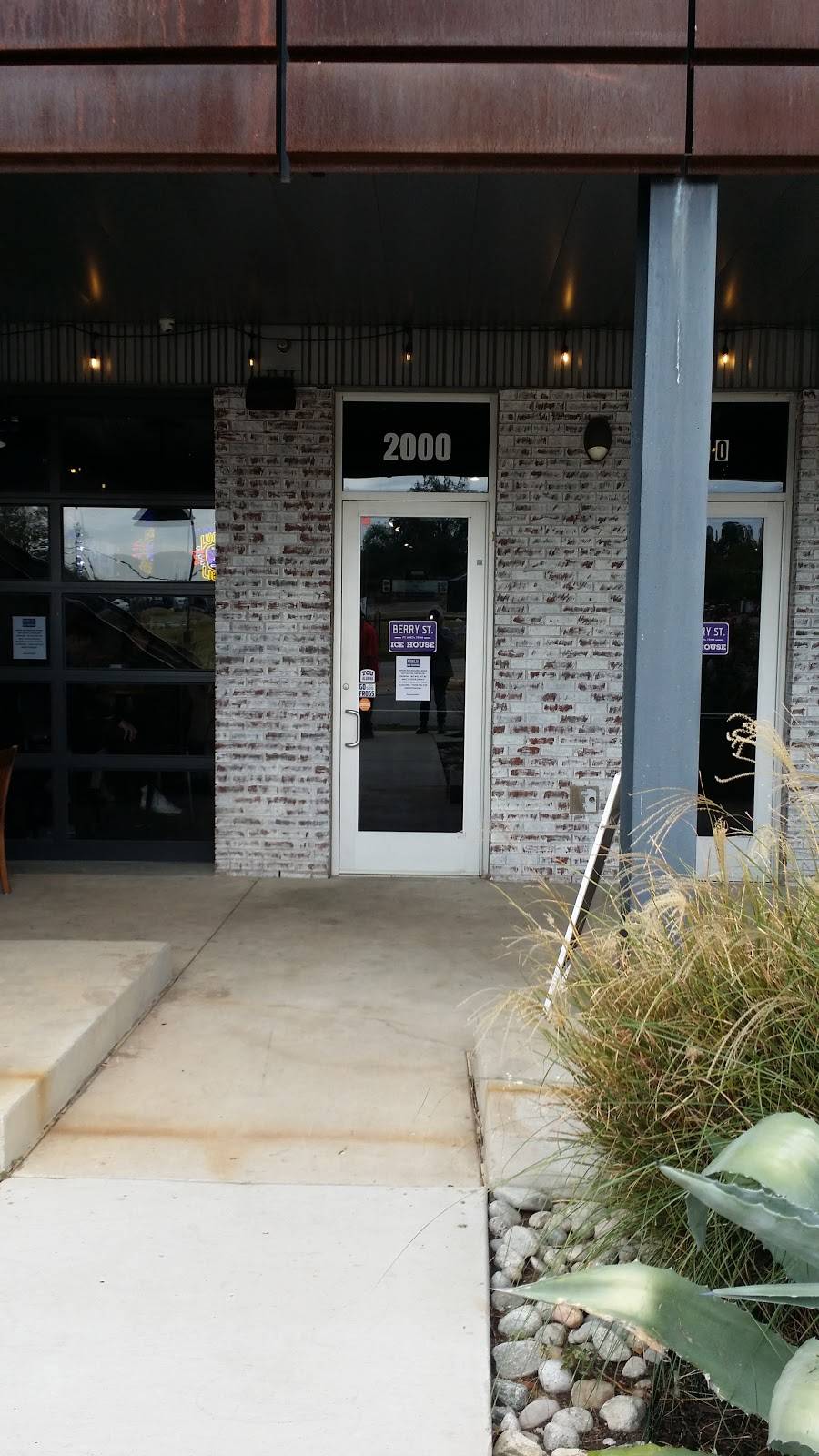 Berry St. Ice House | restaurant | 2000 W Berry St, Fort Worth, TX 76110, USA | 8173860724 OR +1 817-386-0724