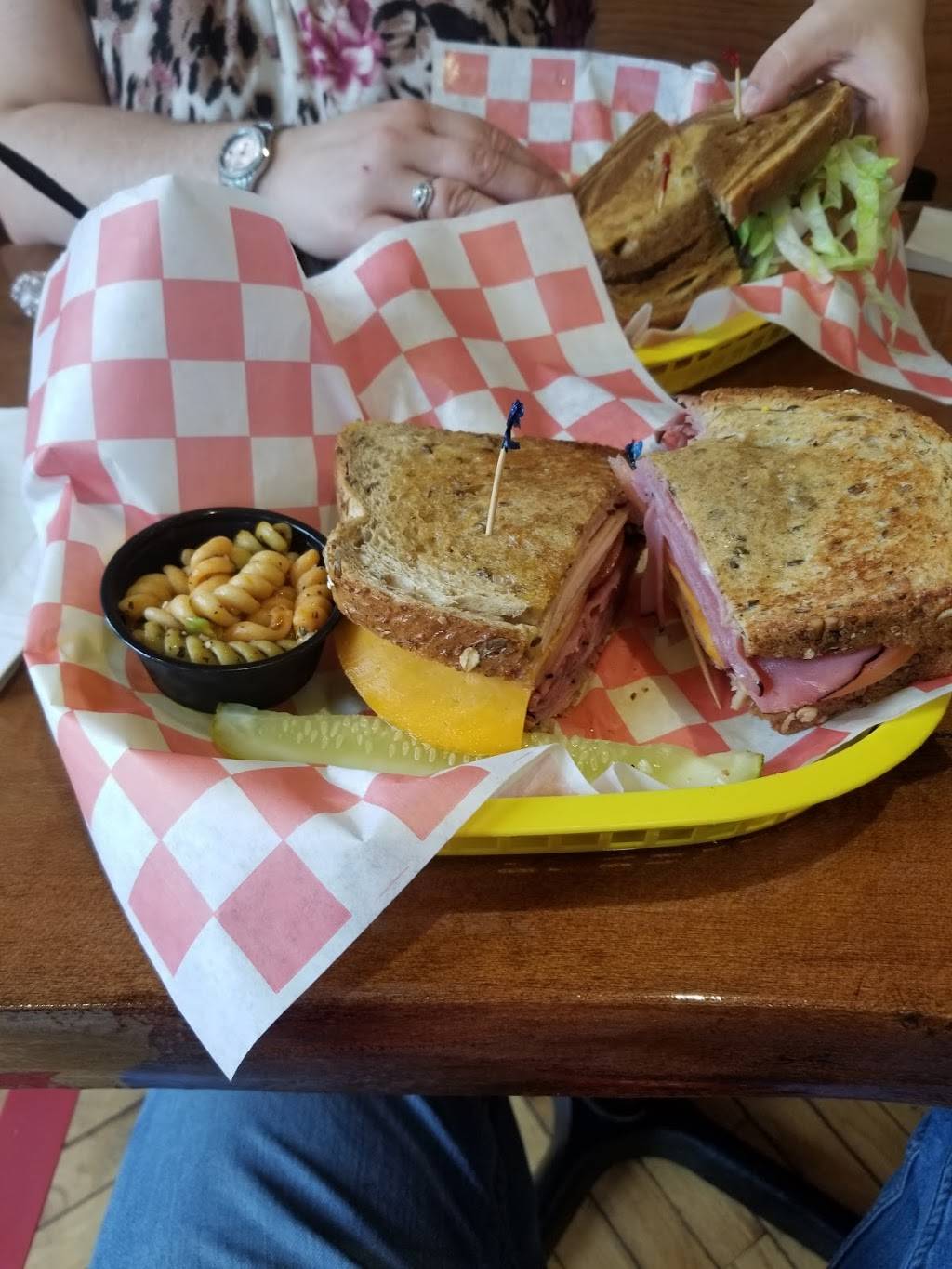 Moes Corner Deli | restaurant | 902 Military St, Port Huron, MI 48060, USA | 8102945109 OR +1 810-294-5109