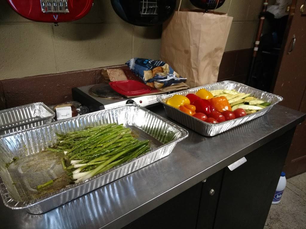 Moes Tavern | restaurant | 2937 N Milwaukee Ave, Chicago, IL 60618, USA | 7732272937 OR +1 773-227-2937