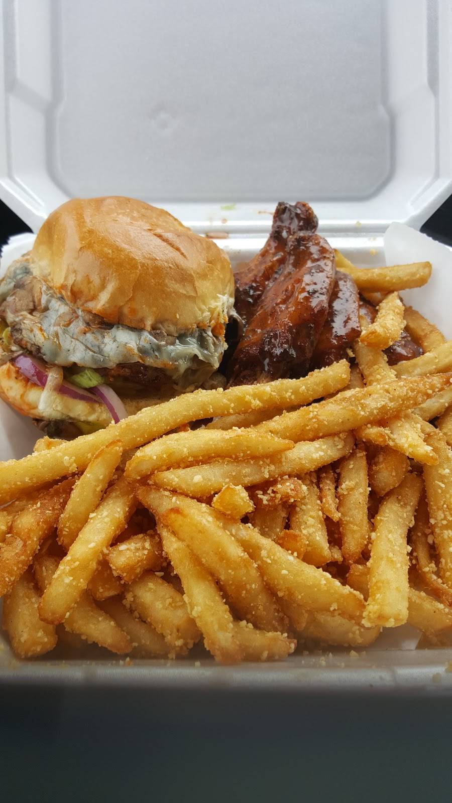 15th & Chris | restaurant | 201 15th Ave, Rockford, IL 61104, USA | 7797744116 OR +1 779-774-4116