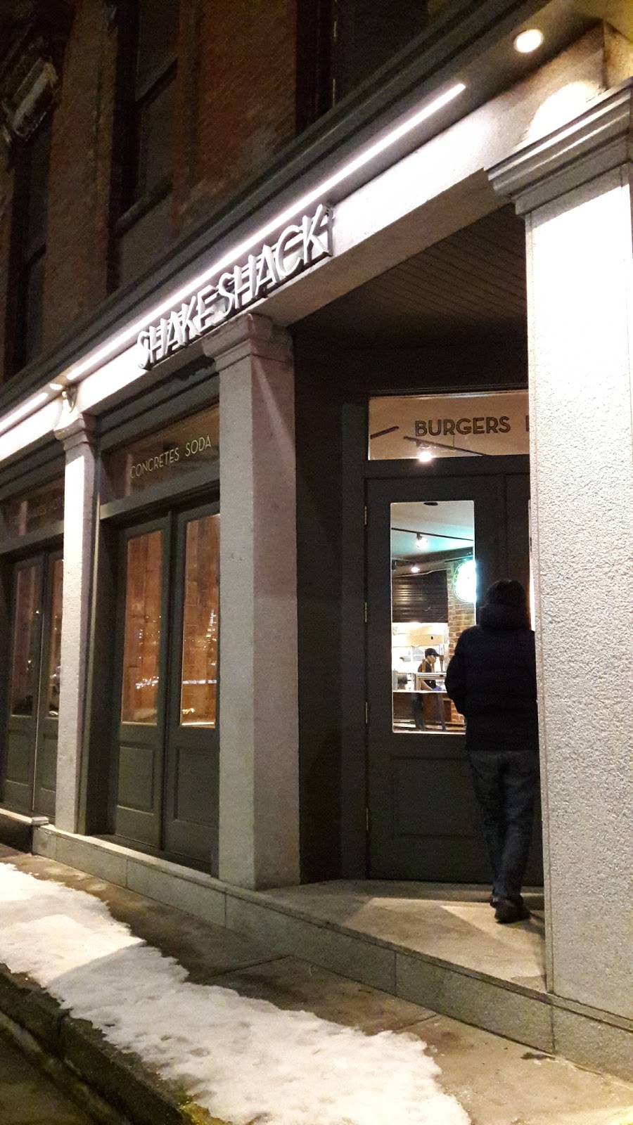 Shake Shack | meal takeaway | 1 Old Fulton St, Brooklyn, NY 11201, USA | 3474352676 OR +1 347-435-2676