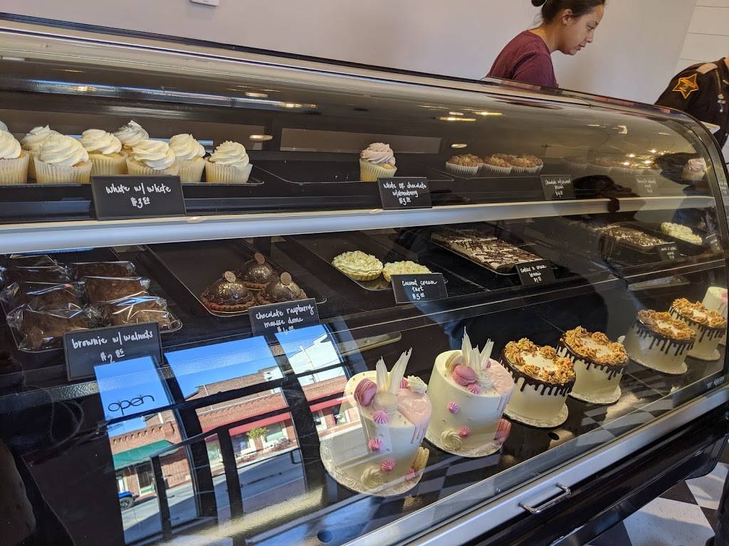 Nosh Dessert Parlour | restaurant | 20 S Indiana St, Mooresville, IN 46158, USA | 3174833166 OR +1 317-483-3166