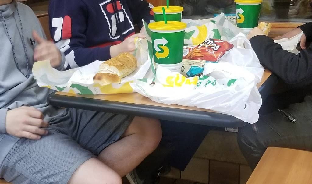 Subway | restaurant | 200 East Lincoln Ave, Charleston, IL 61920, USA | 2173487827 OR +1 217-348-7827