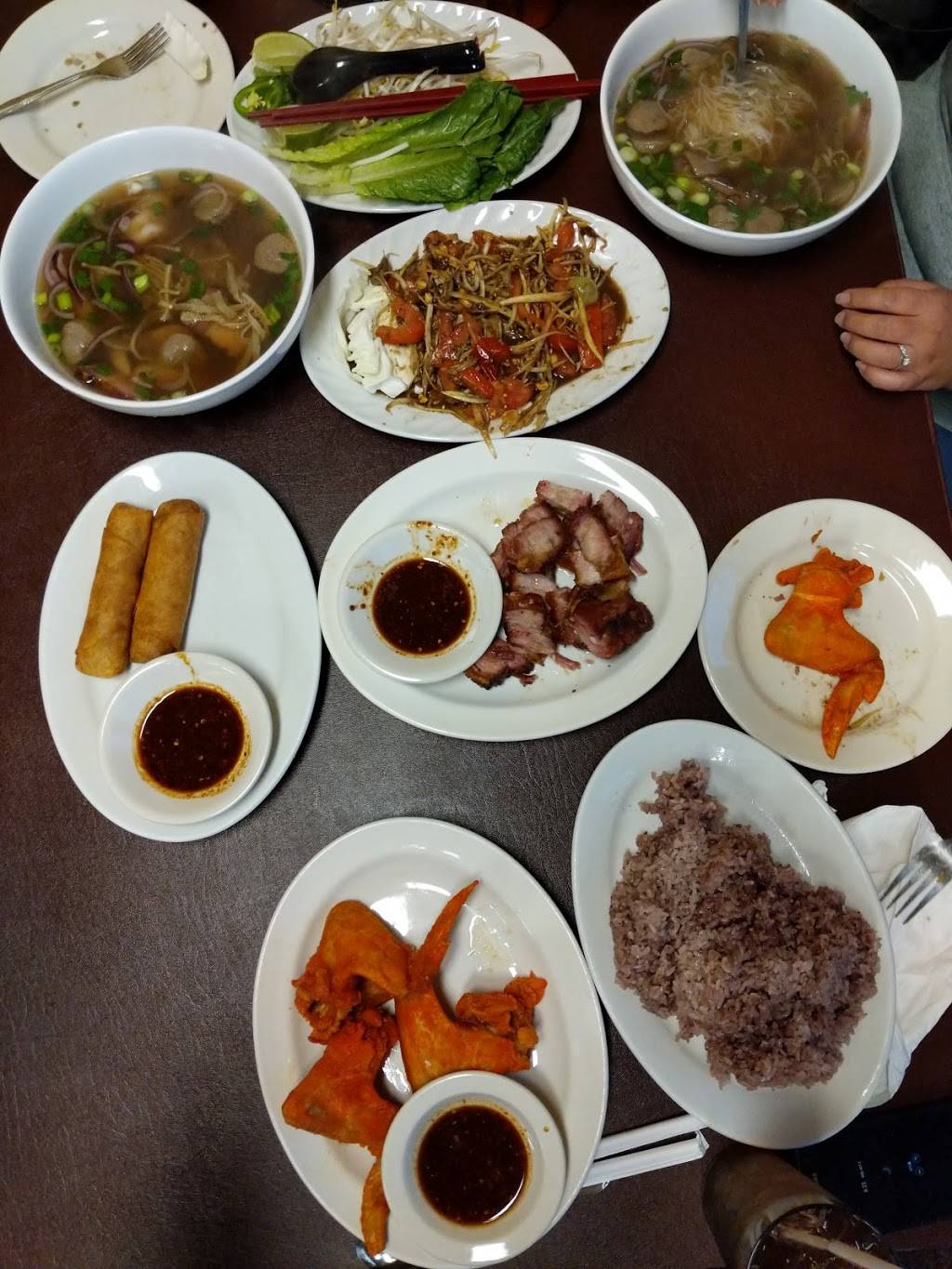 Muang Ja Catering & Restaurant | restaurant | 1410 S Hastings Way, Eau Claire, WI 54701, USA | 7158958288 OR +1 715-895-8288