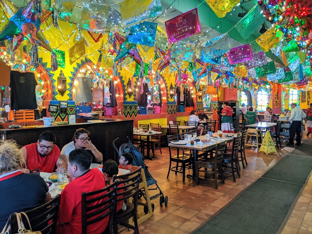 Mi Tierra Cafe y Panaderia | restaurant | 218 Produce Row, San Antonio, TX 78207, USA | 2102251262 OR +1 210-225-1262