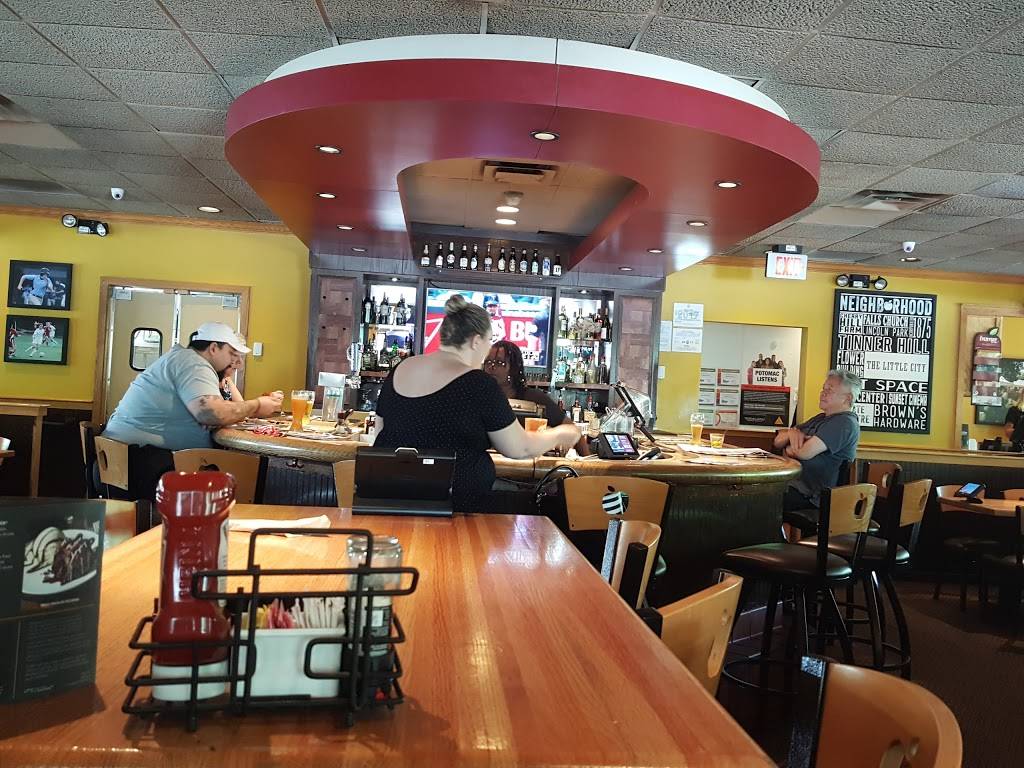 Applebees Grill + Bar | restaurant | 127 E Broad St, Falls Church, VA 22046, USA | 7035325380 OR +1 703-532-5380