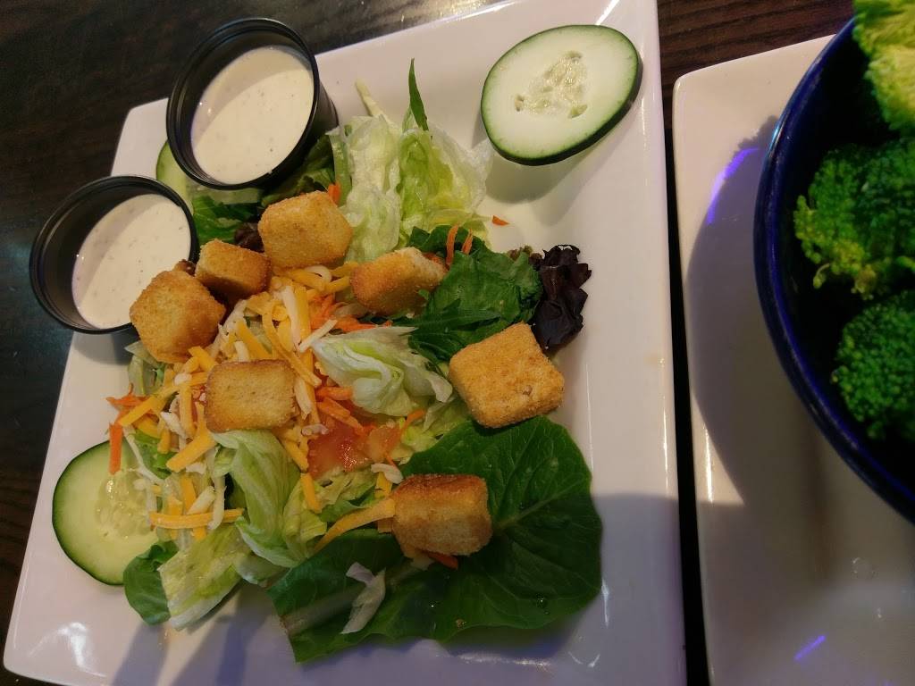 Chilis Grill & Bar | meal takeaway | General Mitchell International Airport (MKE), 5300 S Howell Ave, Milwaukee, WI 53207, USA | 4147475252 OR +1 414-747-5252