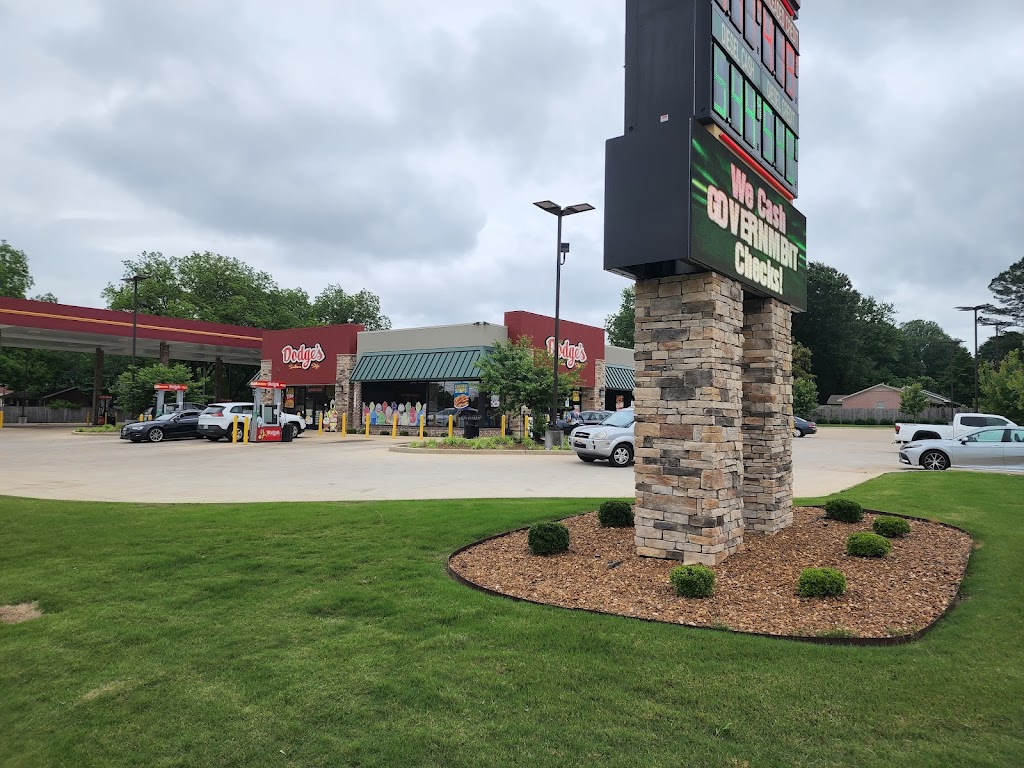 Dodges - Jackson 2 | restaurant | 2670 N Highland Ave, Jackson, TN 38305, USA | 7317364155 OR +1 731-736-4155