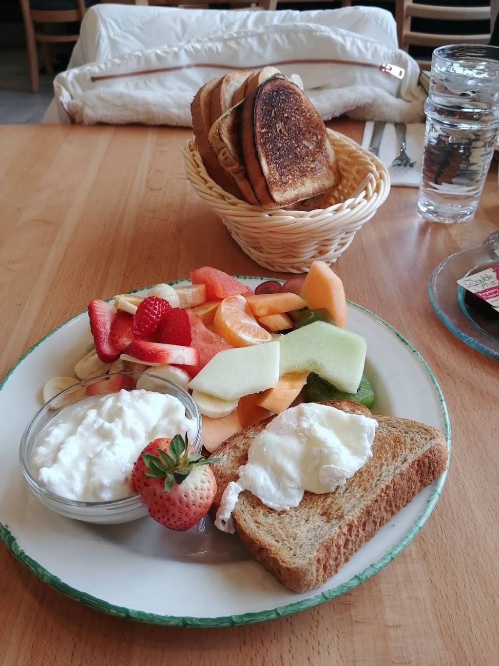 Cora | restaurant | 1 Rue Gamelin, Gatineau, QC J8Y 1V4, Canada | 8197713561 OR +1 819-771-3561