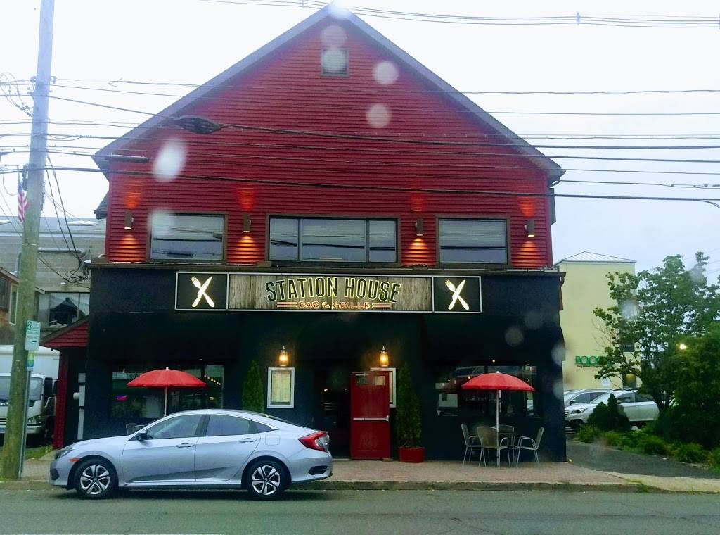 Station House Bar and Grille | cafe | 232 East Ave, Norwalk, CT 06855, USA | 2038532680 OR +1 203-853-2680