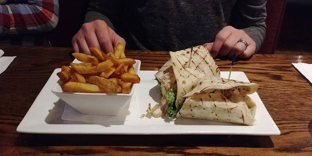 Ye Olde Squire | restaurant | 550 Fennell Ave E, Hamilton, ON L8V 1S9, Canada | 9053887770 OR +1 905-388-7770