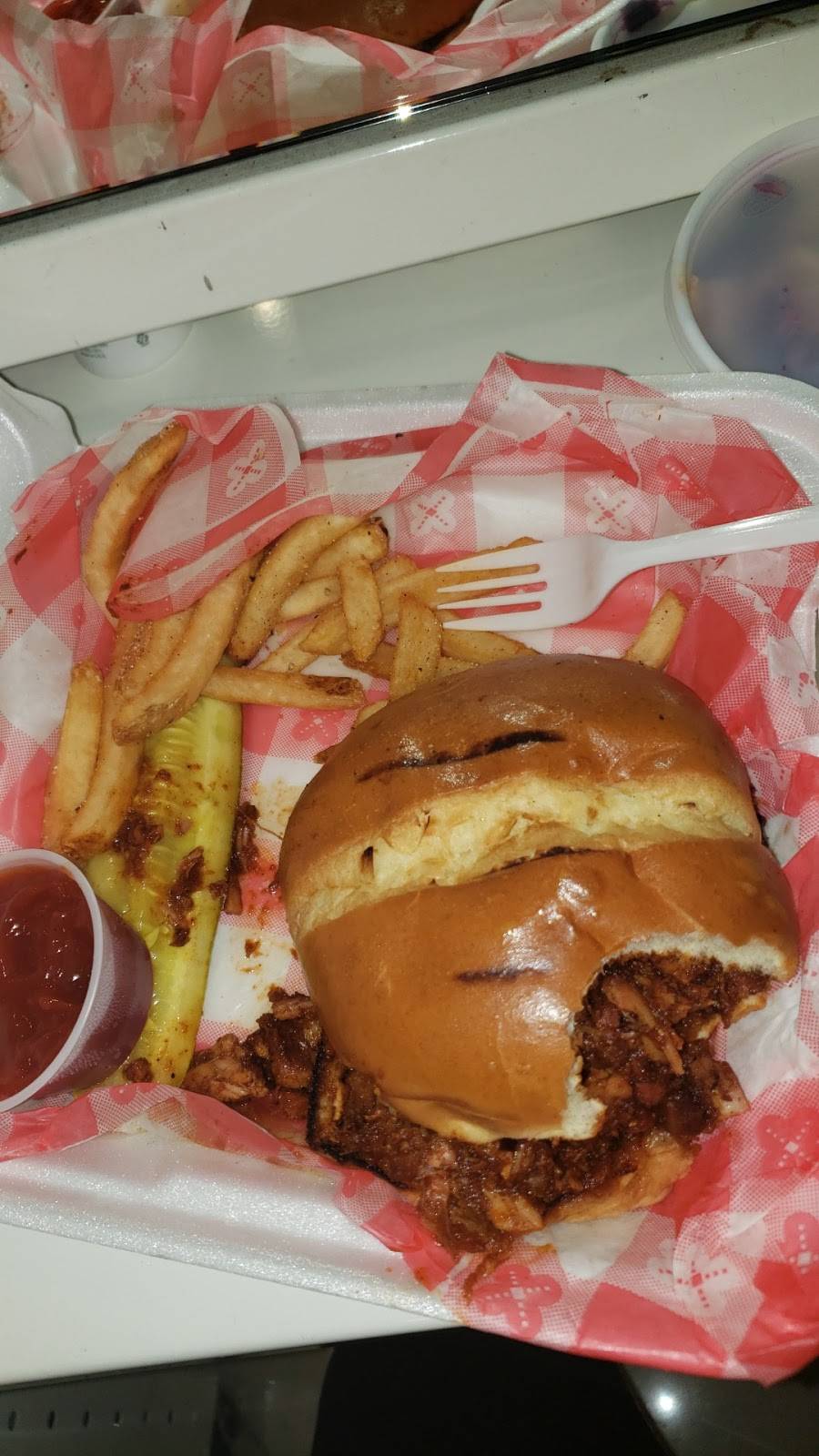 Hog Wild BBQ | restaurant | 71 S Main St, Newtown, CT 06470, USA | 2039949944 OR +1 203-994-9944