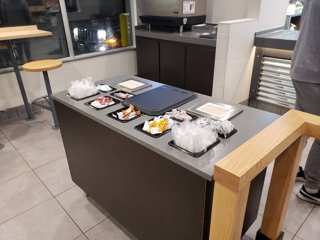 Taco Bell | meal takeaway | 300 Tecumseh Rd E, Windsor, ON N8N 3S7, Canada | 5199717268 OR +1 519-971-7268