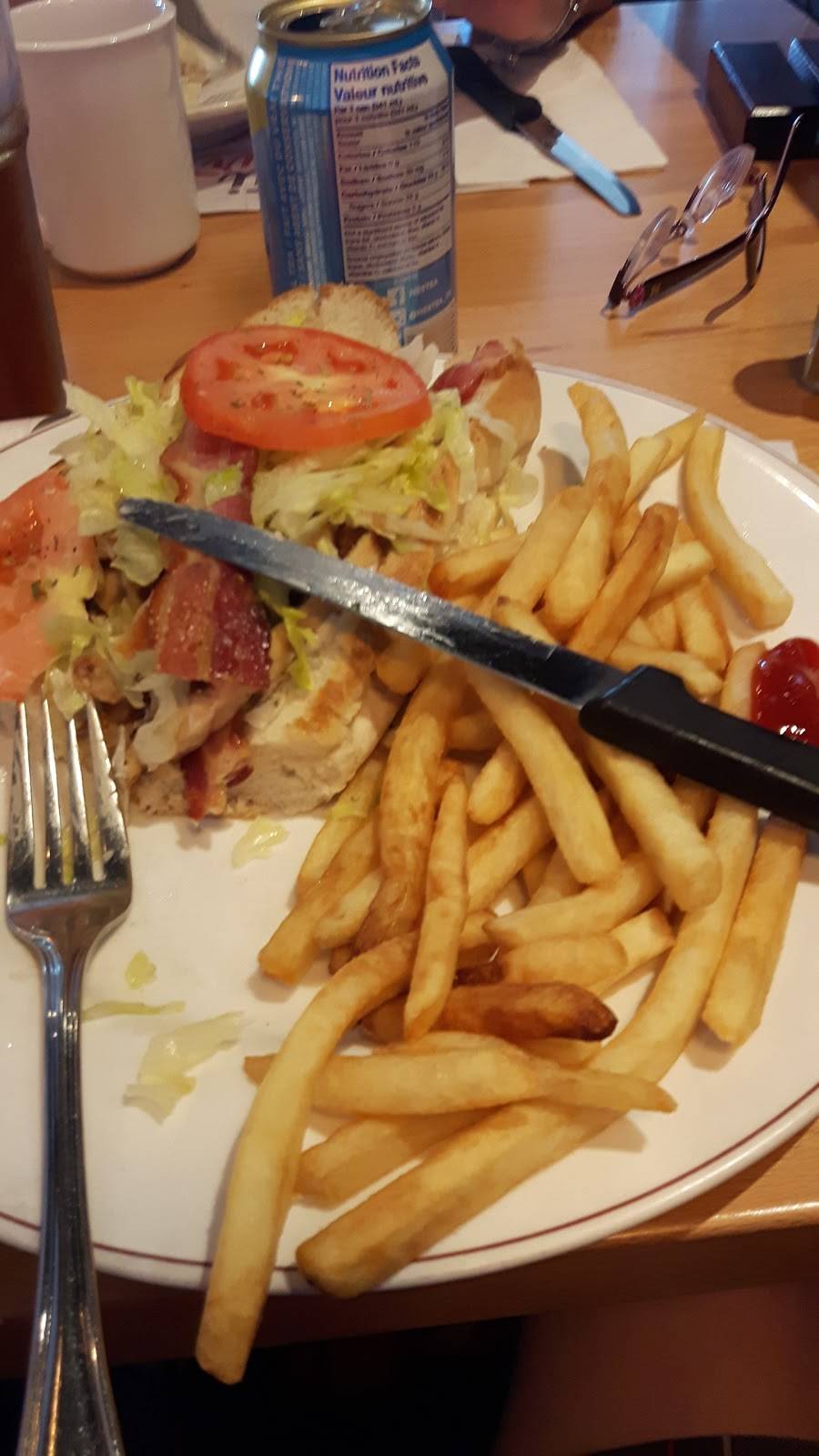 Mikes | restaurant | 3726 Boulevard des Forges, Trois-Rivières, QC G8Y 4R2, Canada | 8196933030 OR +1 819-693-3030