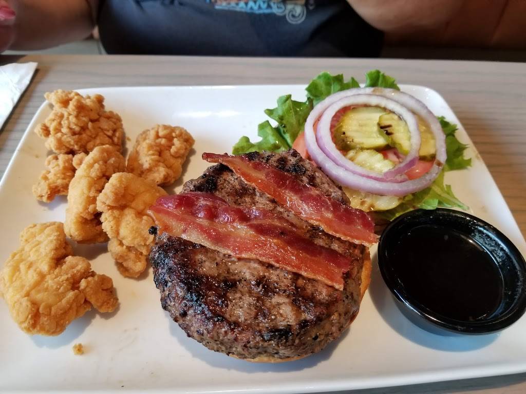 TGI Fridays | restaurant | 7000 Austin St, Forest Hills, NY 11375, USA | 7187933263 OR +1 718-793-3263