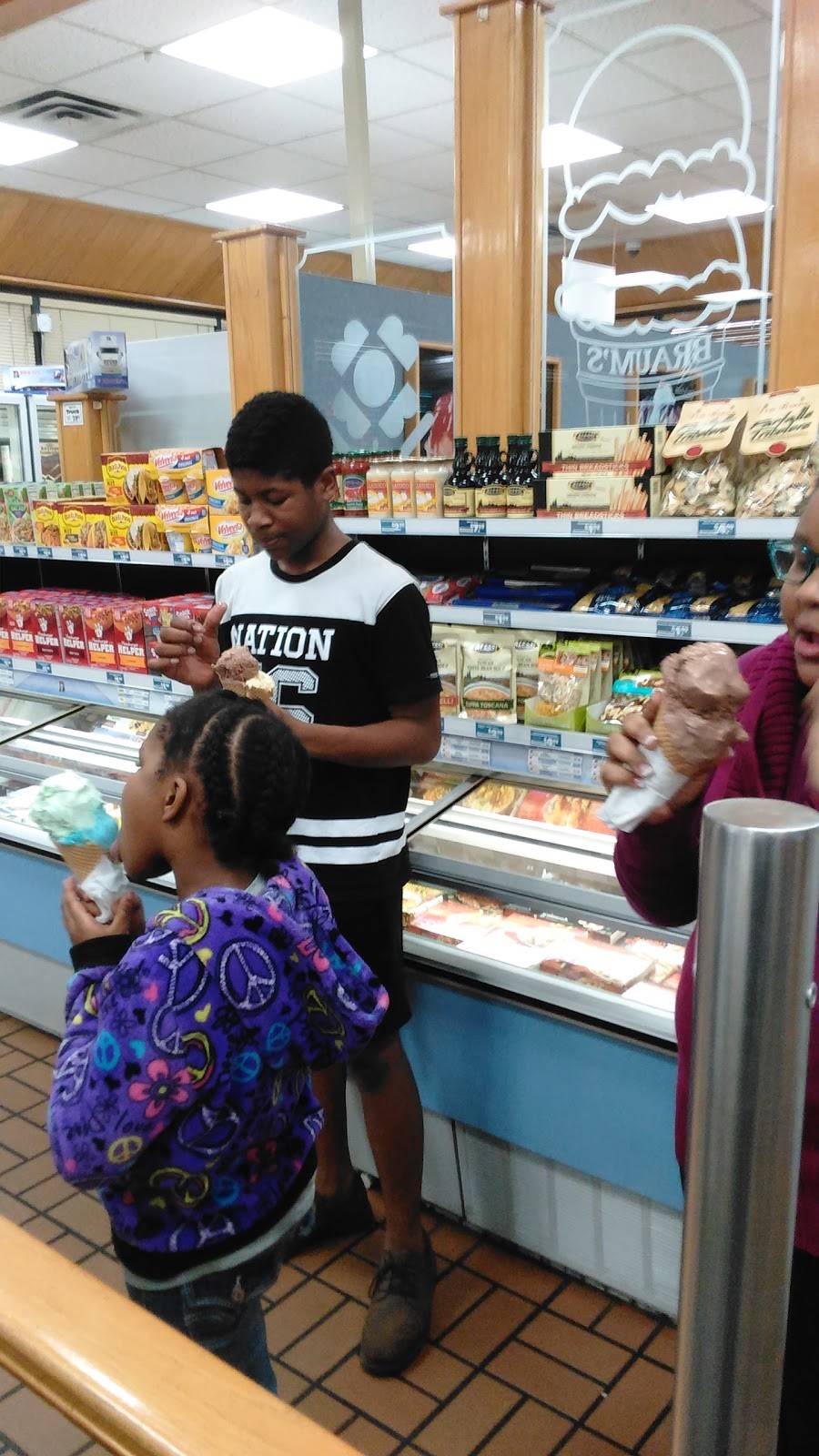 Braums Ice Cream & Burger Restaurant | restaurant | 1894 west 6th street, Fayetteville, AR 72701, USA | 4794446207 OR +1 479-444-6207