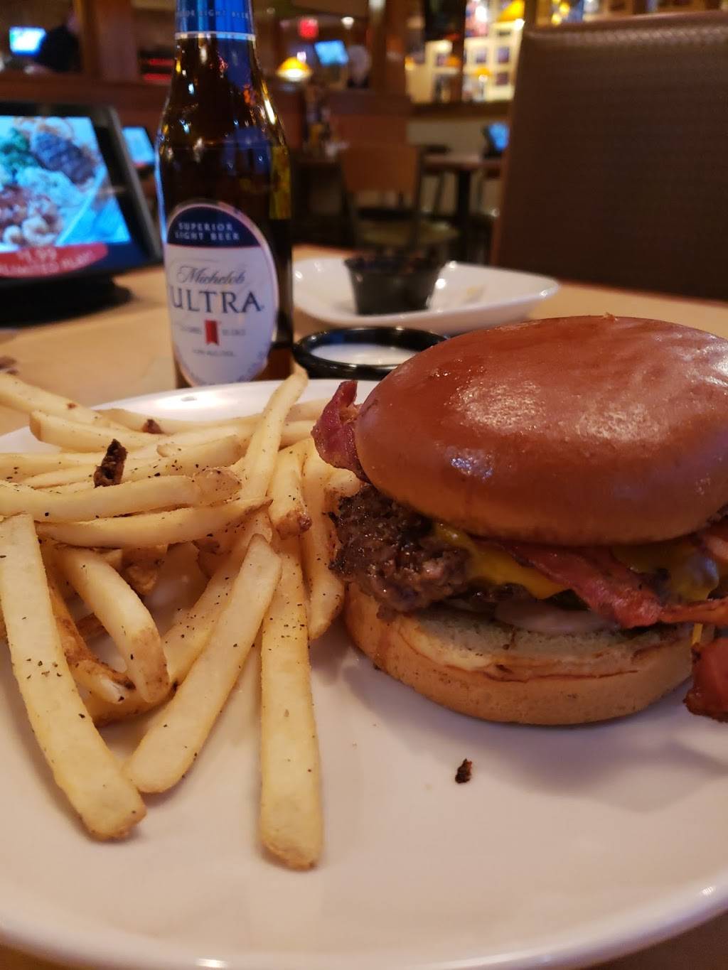 Applebees Grill + Bar | restaurant | 2500 4th St SW, Waverly, IA 50677, USA | 3193529240 OR +1 319-352-9240