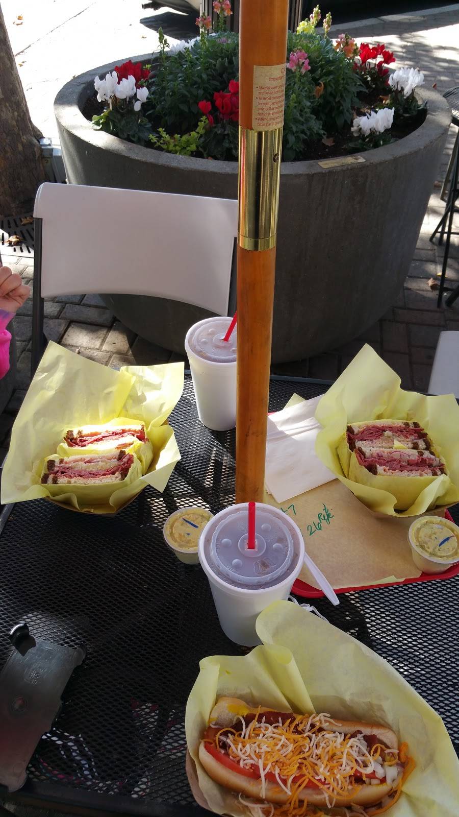 Main Street Footers | restaurant | 425 E Main St, Turlock, CA 95380, USA | 2096678383 OR +1 209-667-8383