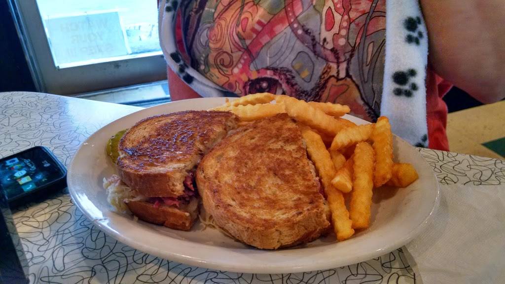 Highland Diner | restaurant | 418 Walnut St, Highland, IL 62249, USA | 6186547481 OR +1 618-654-7481