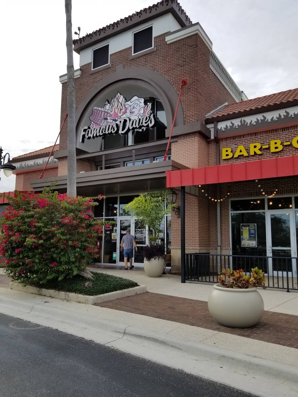 Famous Daves Bar-B-Que | restaurant | 9924 Gulf Coast Main St #130, Fort Myers, FL 33913, USA | 2393321048 OR +1 239-332-1048