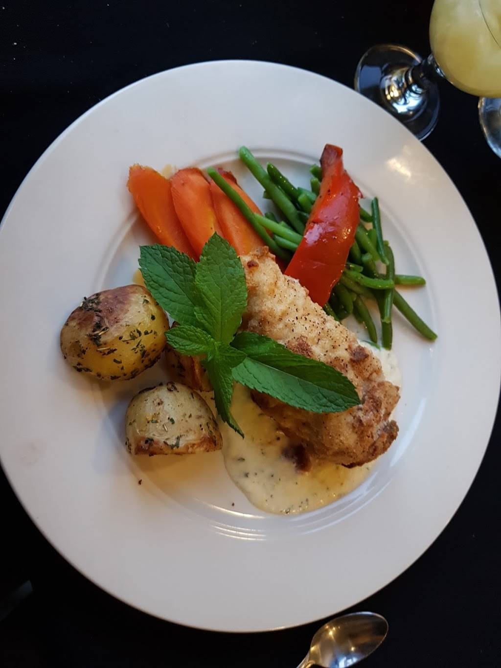 Casa Bella Restaurant | restaurant | 425 Riverview Dr, Chatham, ON N7M 0N3, Canada | 5193545270 OR +1 519-354-5270