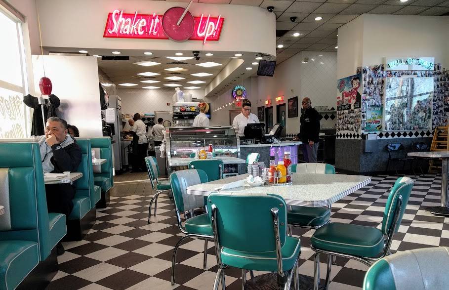 Legends Grill | restaurant | 11123 E Jefferson Ave, Detroit, MI 48214, USA | 3133314000 OR +1 313-331-4000