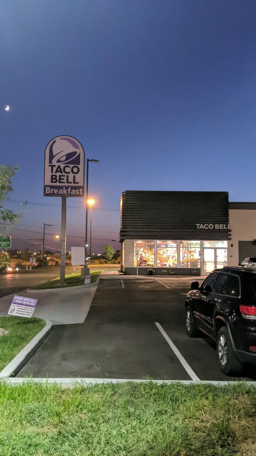 Taco Bell | meal takeaway | 2017 Outlet Blvd, Seymour, IN 47274, USA | 8122710631 OR +1 812-271-0631