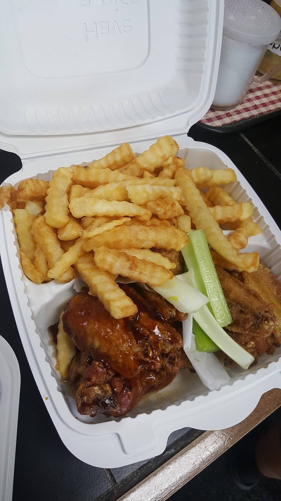 Wings 21 Kettering | restaurant | 10578 Campus Way S, Largo, MD 20774, USA | 2405327216 OR +1 240-532-7216