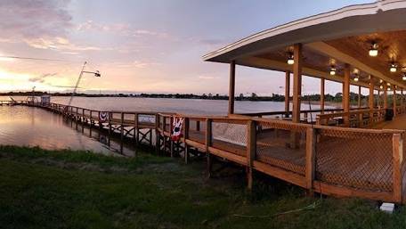 Tantrums Lakeside Grill | restaurant | 330 Denton Ave, Auburndale, FL 33823, USA | 8638753974 OR +1 863-875-3974