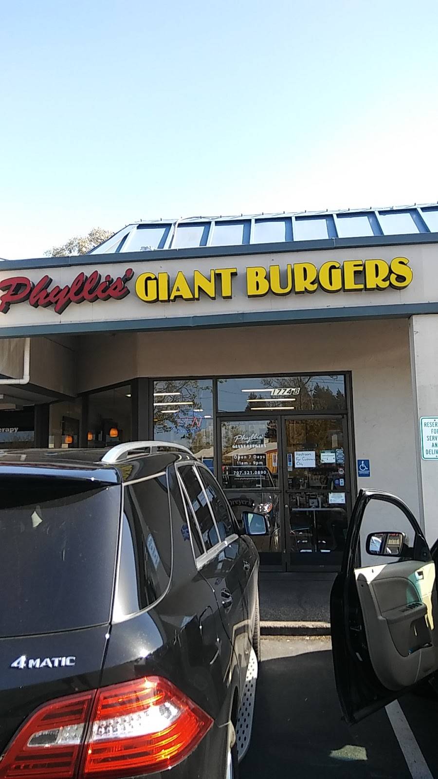 Phyllis Giant Burgers | restaurant | 1774 Piner Rd, Santa Rosa, CA 95403, USA | 7075210890 OR +1 707-521-0890