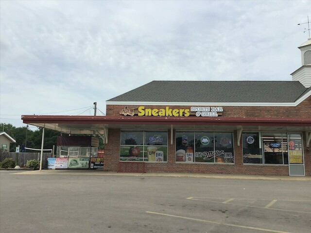 Sneakers Sports Bar & Grill | restaurant | 1221 Woodman Rd #100, Janesville, WI 53545, USA | 6087561221 OR +1 608-756-1221