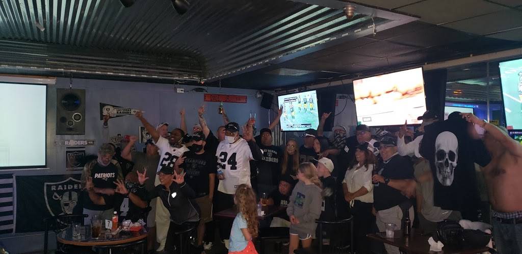 Canucks Bar and Grill | restaurant | 1102 Texas St, Lewisville, TX 75057, USA | 9724367000 OR +1 972-436-7000