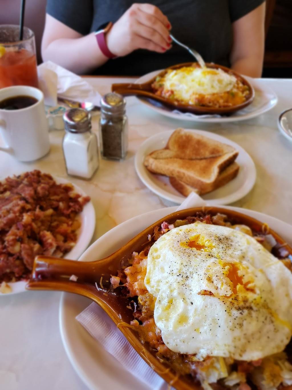 Ma Fischers | restaurant | 2214 N Farwell Ave, Milwaukee, WI 53202, USA | 4142717424 OR +1 414-271-7424