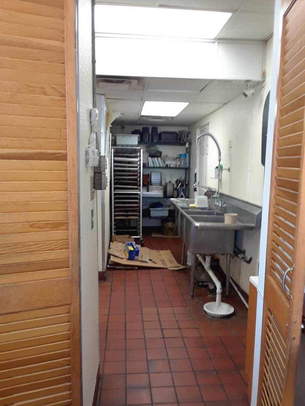 Tubbys Sub Shop | restaurant | 1612 E Eleven Mile Rd, Royal Oak, MI 48067, USA | 2485489400 OR +1 248-548-9400