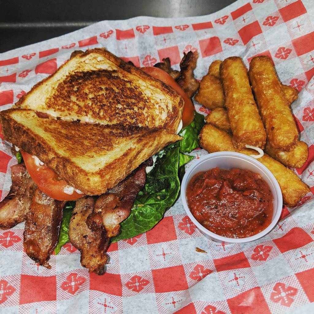 Mels Bar & Grill | restaurant | 137 E Main St, Brandon, WI 53919, USA | 9203465678 OR +1 920-346-5678