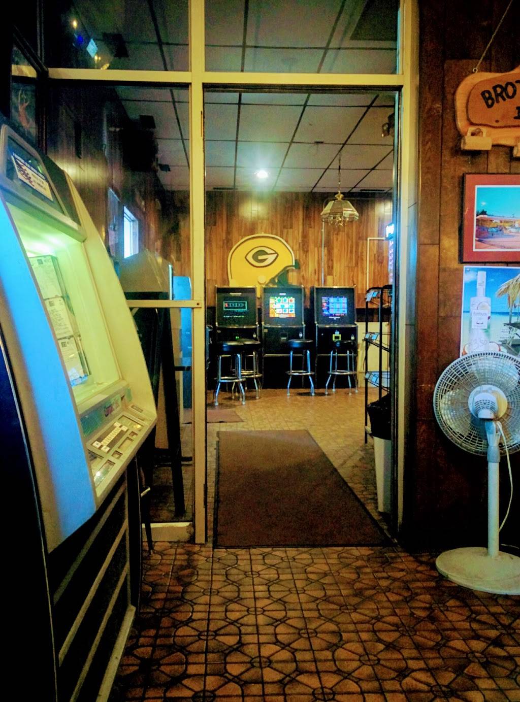 Brothers Three Bar & Grill | restaurant | 614 N Fair Oaks Ave, Madison, WI 53714, USA | 6082446818 OR +1 608-244-6818