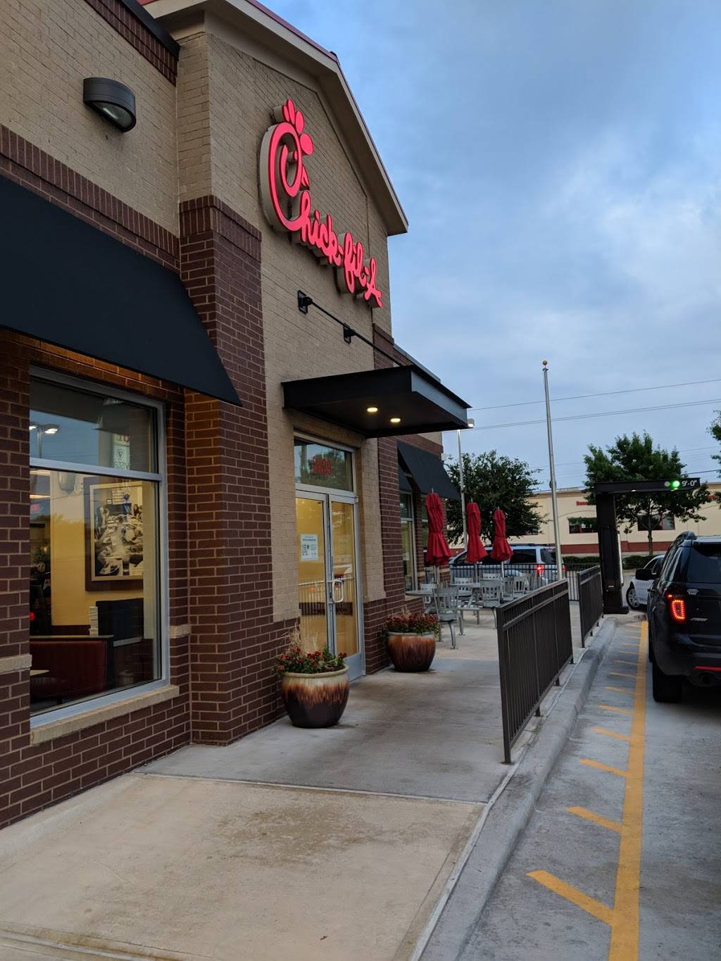 Chick-fil-A | restaurant | 2429 W Wheatland Rd, Dallas, TX 75237, USA | 9722964090 OR +1 972-296-4090