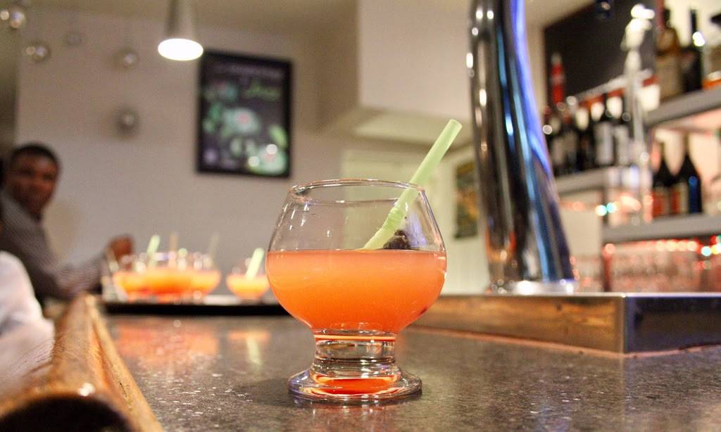 Bistro La Coquille | restaurant | 209 Boulevard des Laurentides, Laval, QC H7G 2T7, Canada | 4509335009 OR +1 450-933-5009