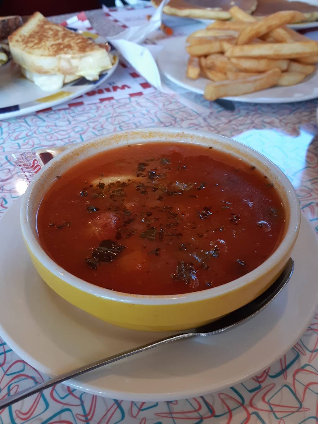 Wimpys Diner | restaurant | 14834 Yonge St, Aurora, ON L4G 1N2, Canada | 9058410038 OR +1 905-841-0038