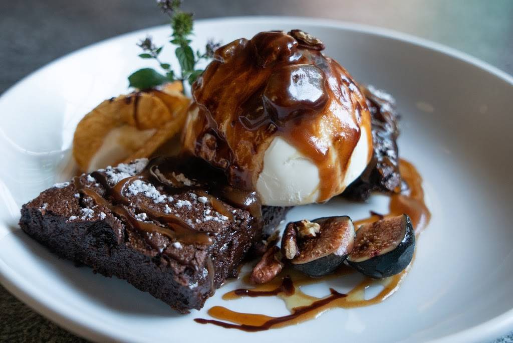 Bakers & Hale | restaurant | 7120 Montclaire Ave, Godfrey, IL 62035, USA | 6184339748 OR +1 618-433-9748