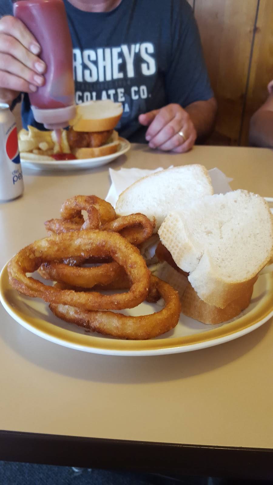 Markos Fish House | restaurant | 820 Madison Ave, Madison, IL 62060, USA | 6188769212 OR +1 618-876-9212