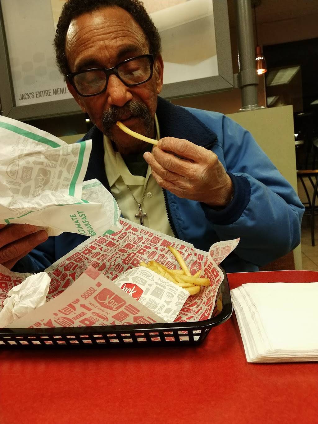 Jack in the Box | restaurant | 1992 Zumbehl Rd, St Charles, MO 63303, USA | 6369492310 OR +1 636-949-2310