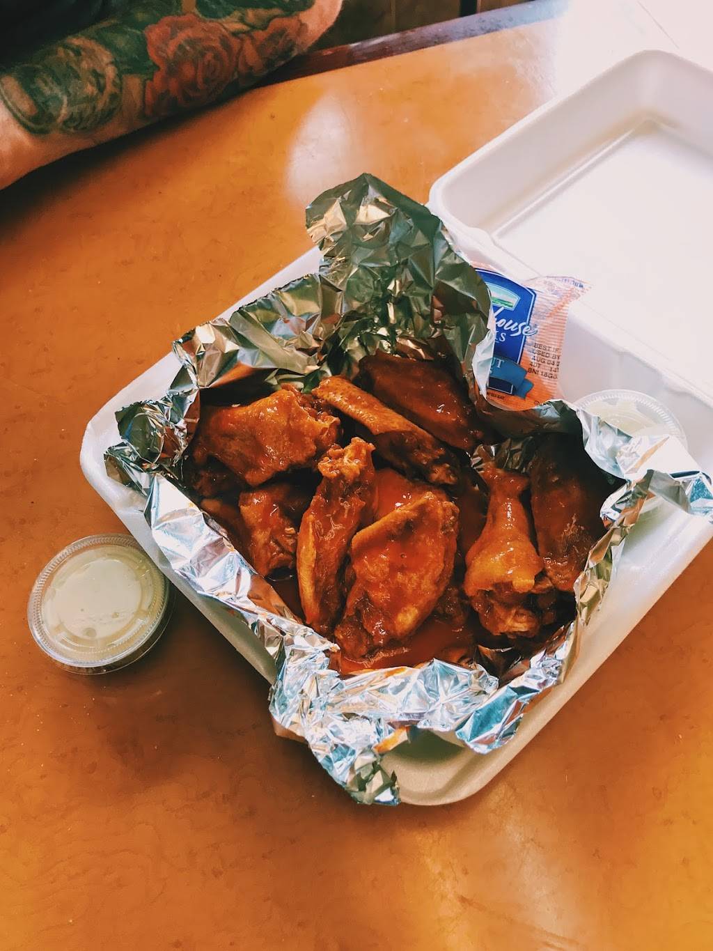 Ginos NY Pizza Elmwood | restaurant | 1009 Elmwood Ave, Buffalo, NY 14222, USA | 7168851777 OR +1 716-885-1777