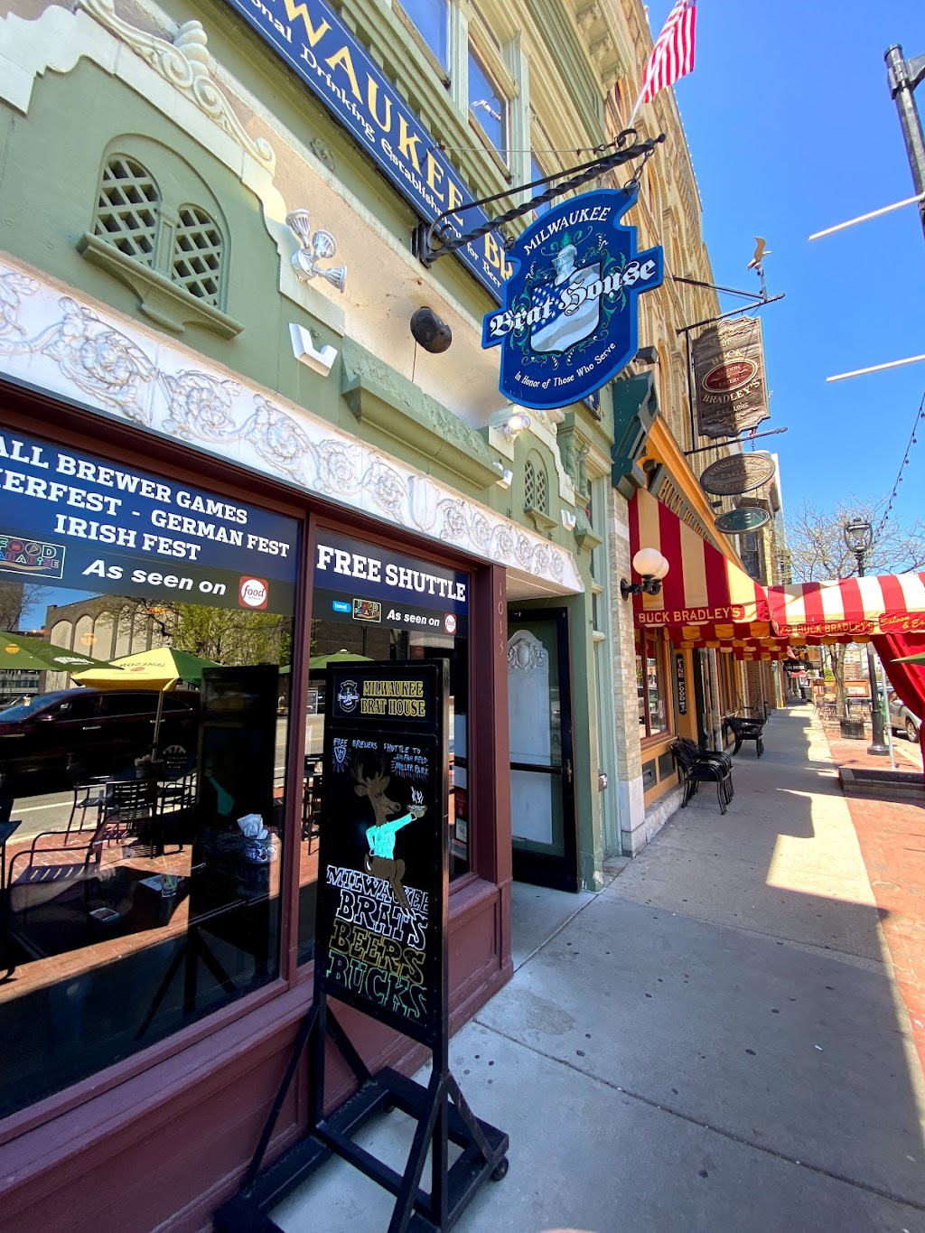 Milwaukee Brat House | restaurant | 1013 N Old World 3rd St, Milwaukee, WI 53203, USA | 4142738709 OR +1 414-273-8709